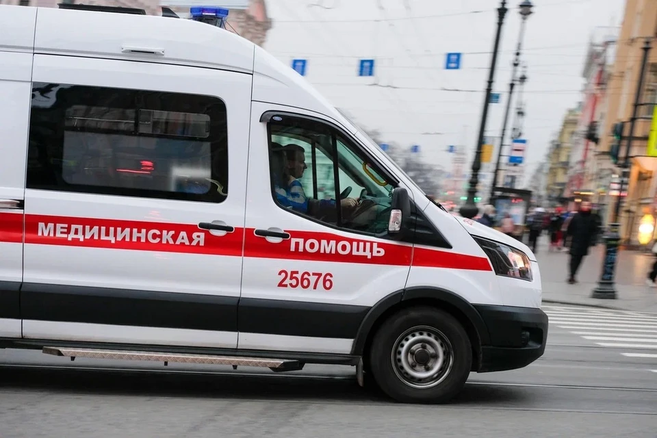 Петербуржца с рваной раной носа после драки госпитализировали в больницу.