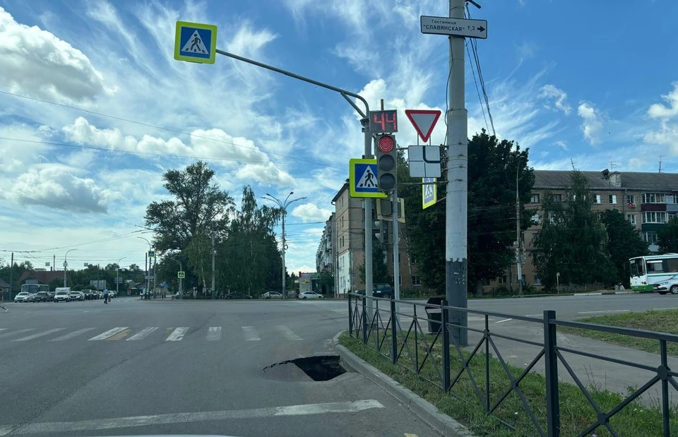 Предполагается, что под дорогой обрушился коллектор