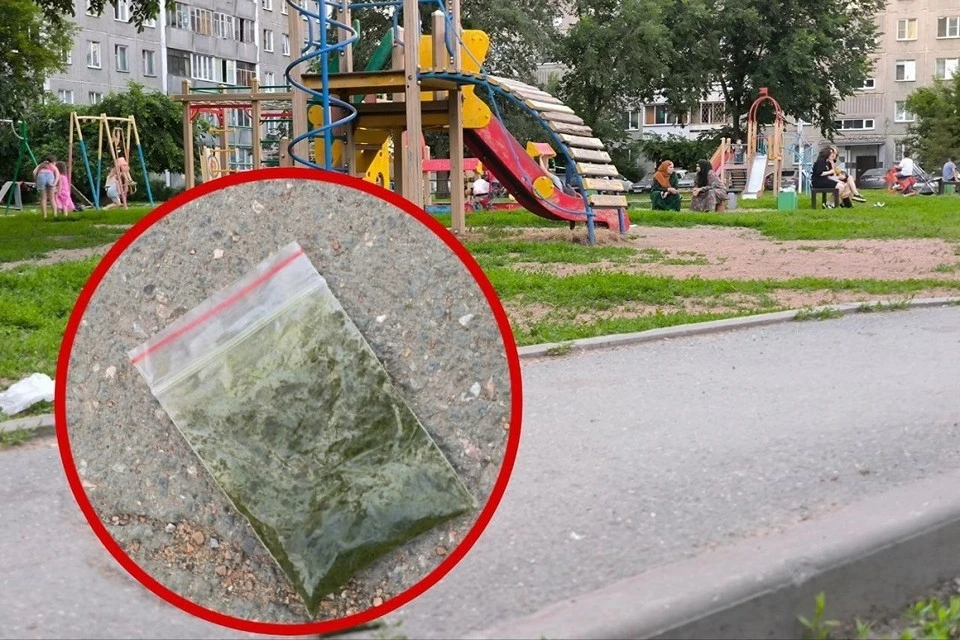 В Новосибирске на детской площадке нашли пакет предположительно с наркотиками.