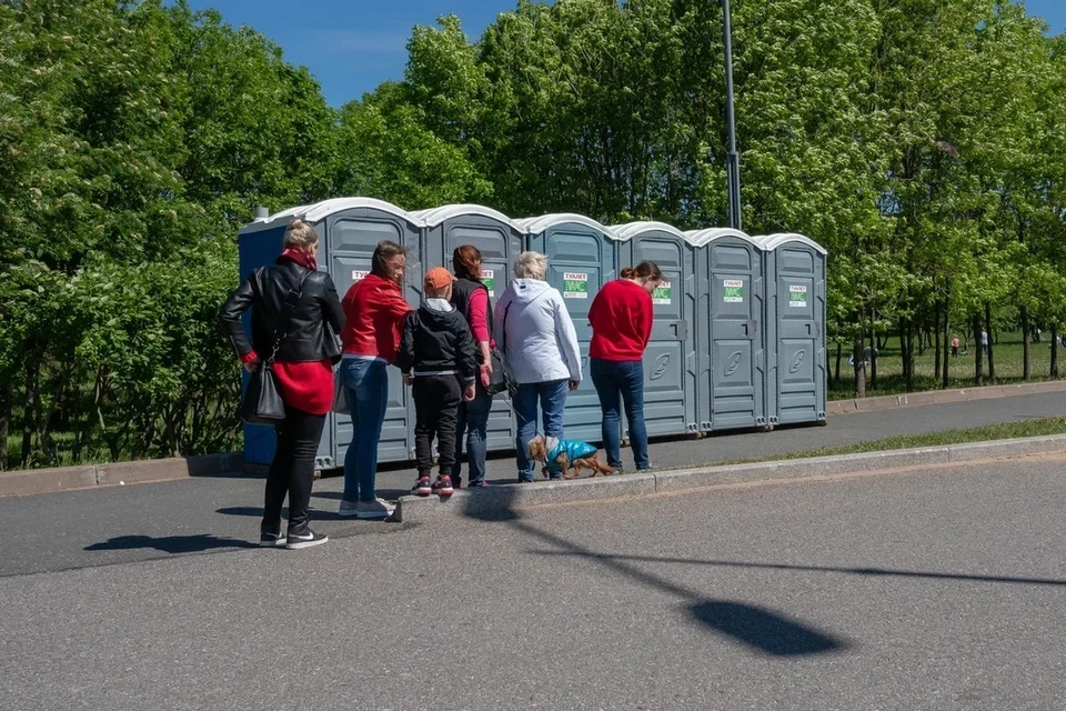 Более 500 дополнительных туалетов установят в Петербурге 28 июня.
