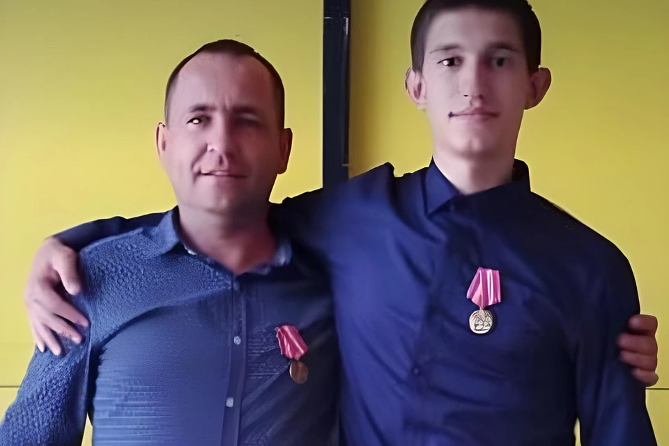 В Новосибирске наградили отца и сына, которые спасли на пожаре соседку с детьми. Фото: Светлана Харузина