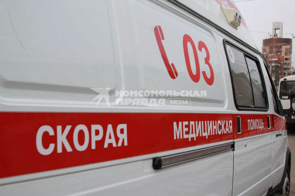 Школьница хотела порубить дрова топором, однако сделать это у нее не вышло