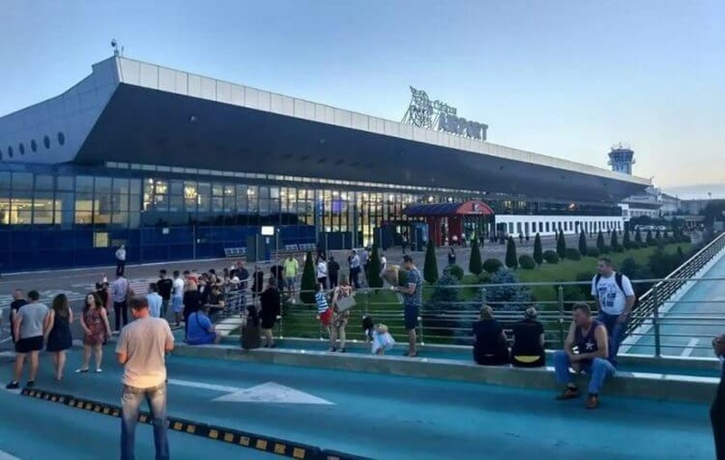 Встречать и провожать придется на улице. Фото:соцсети