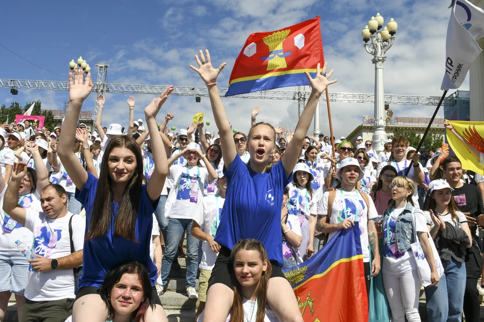 Утро началось с построения и гимна.