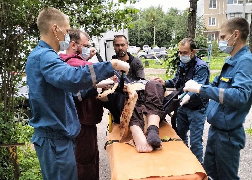 Пожилой ульяновец почувствовал себя плохо и был не в состоянии двигаться самостоятельно. ФОТО: тг-канал Управления гражданской защиты Ульяновска