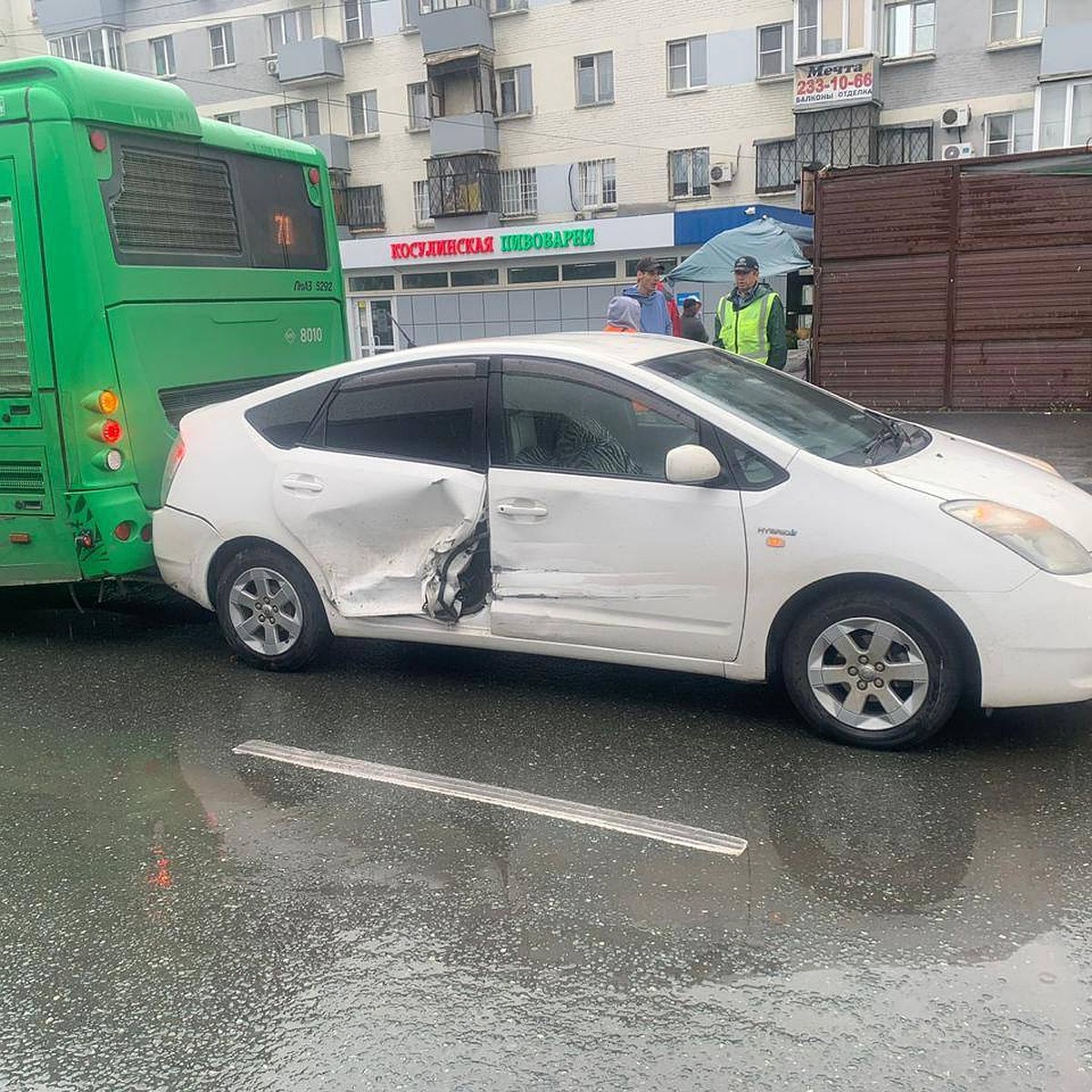 В Челябинске произошло ДТП с участием автобуса и двух иномарок - KP.RU