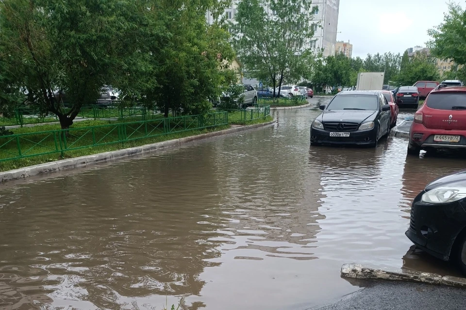 Улицы Тюмени затопило после ночного ливня - KP.RU