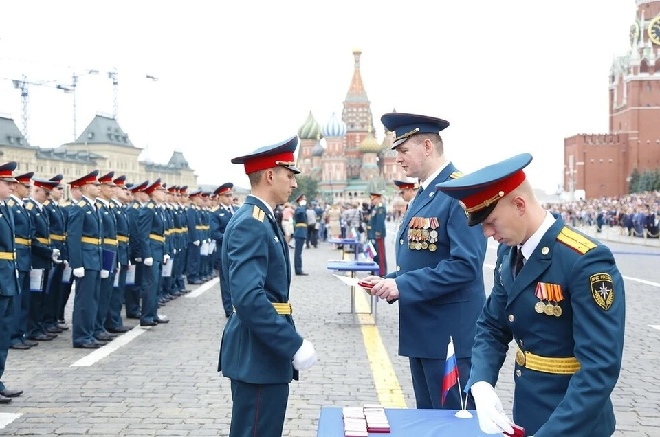 Выпускники трех вузов МЧС России получили дипломы на Красной площади в Москве. Фото: МЧС РФ