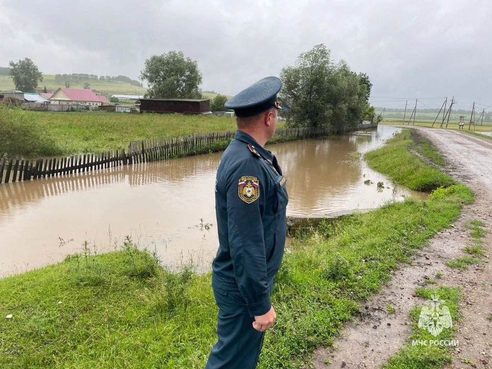 Из-за дождевого паводка подтопило придомовые территории и дороги. Фото: МЧС Башкирии