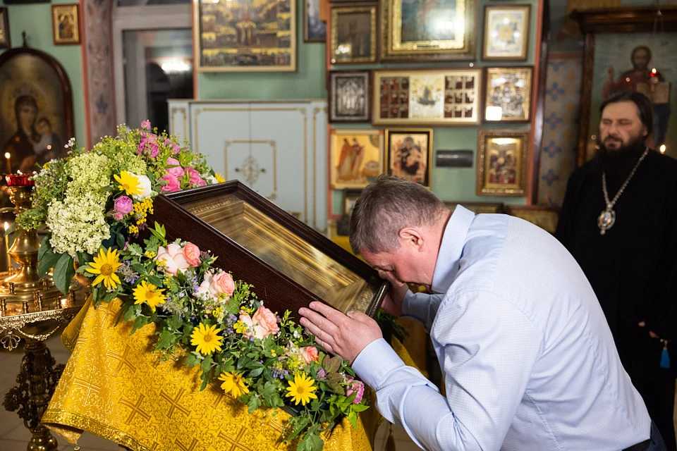 Первым иконе поклонился волгоградский губернатор. Фото: администрация Волгоградской области.