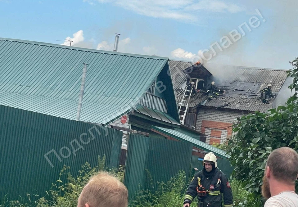 В ярославском поселке Творогово молния ударила в жилой дом. Фото: "Подслушано в Ярославле"