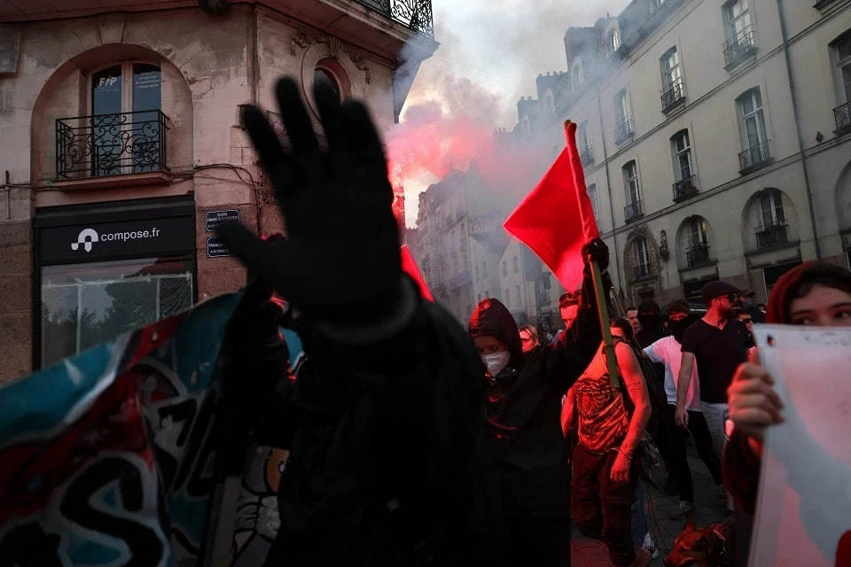 В Париже радикалы из black bloc начали бить витрины и поджигать мусорные баки