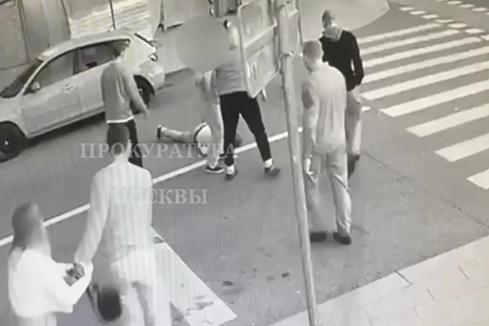 Злоумышленник обхватил руками 44-летнего мужчину, после чего поднял его и бросил на асфальт