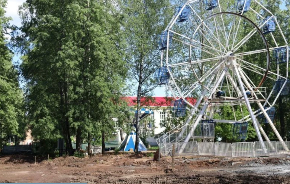 На данный момент подрядчики ведут асфальтирование дорожек и укладку брусчатки. Фото: пресс-служба администрации Глазова