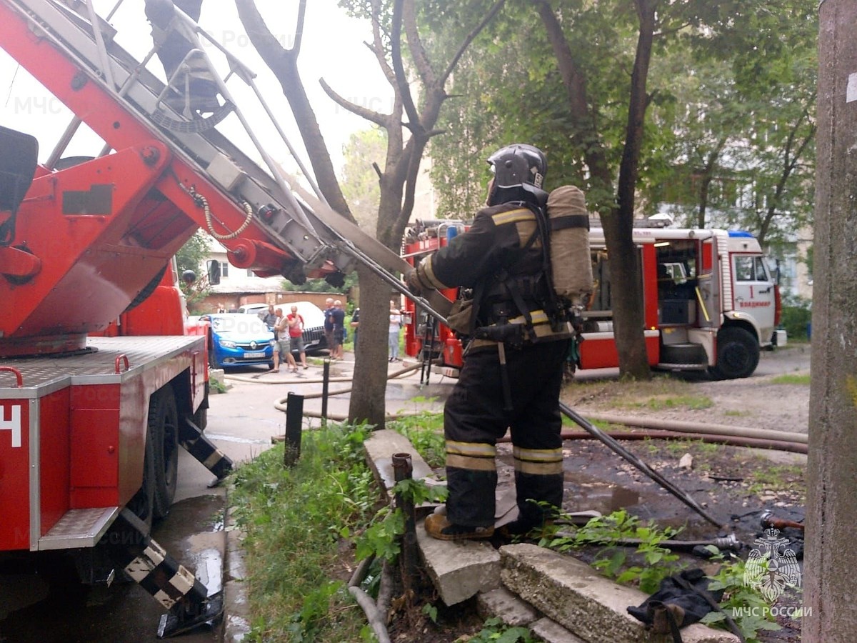 Во Владимире во время пожара в жилом доме спасено два человека - KP.RU