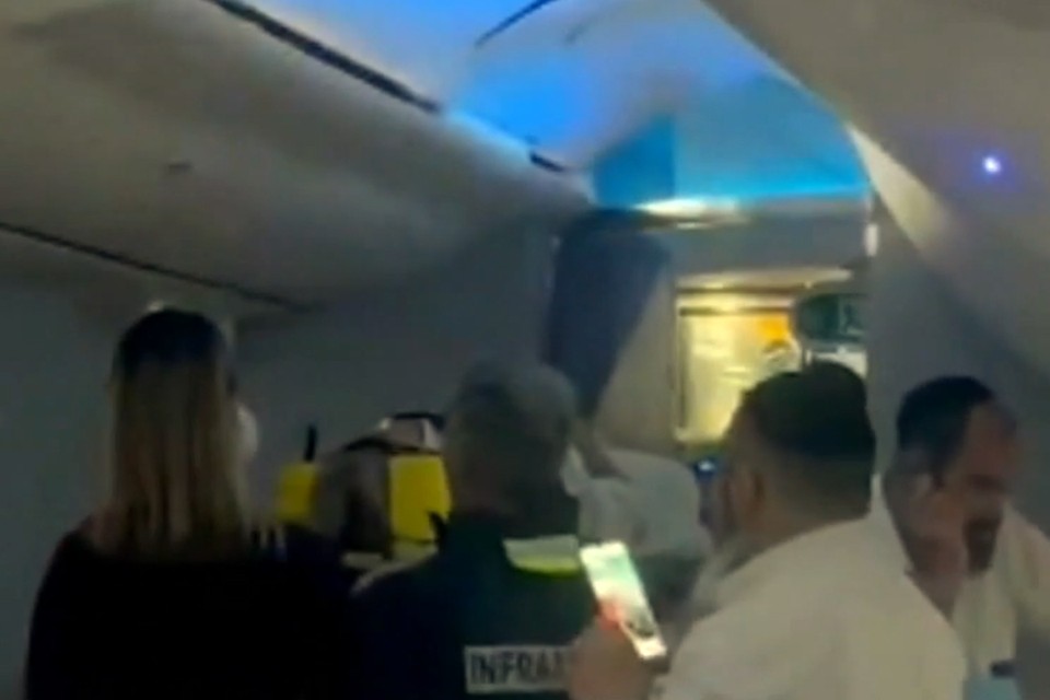 Ребенок застрял в потолке самолета во время турбулентности