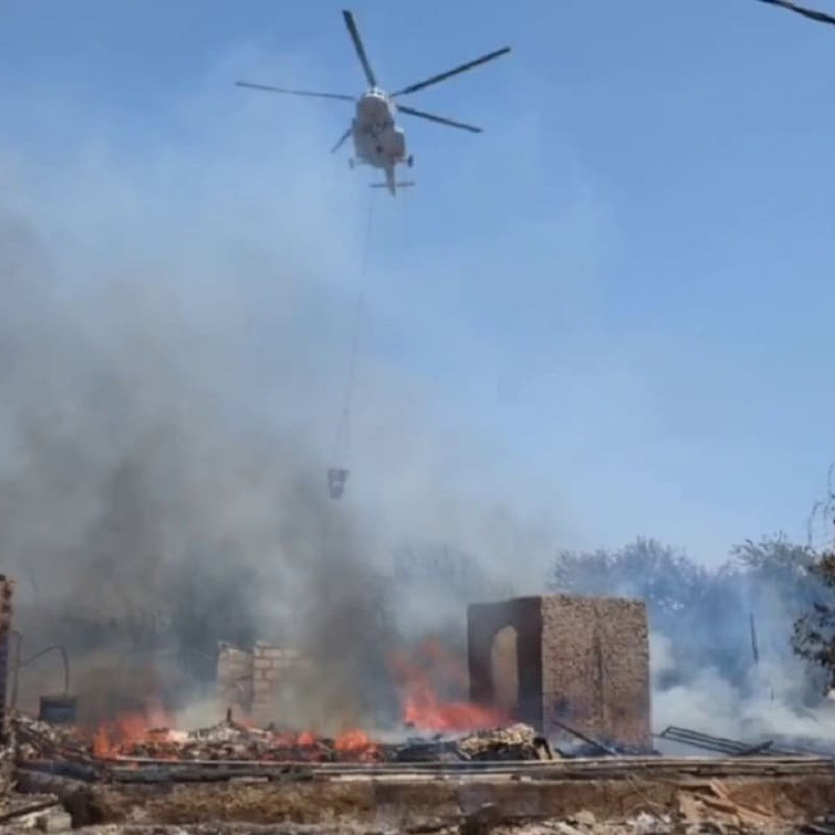 Пожар в цыганском таборе тушили с вертолета: Погорельцы попросили палатки,  чтобы остаться жить на пепелище - KP.RU