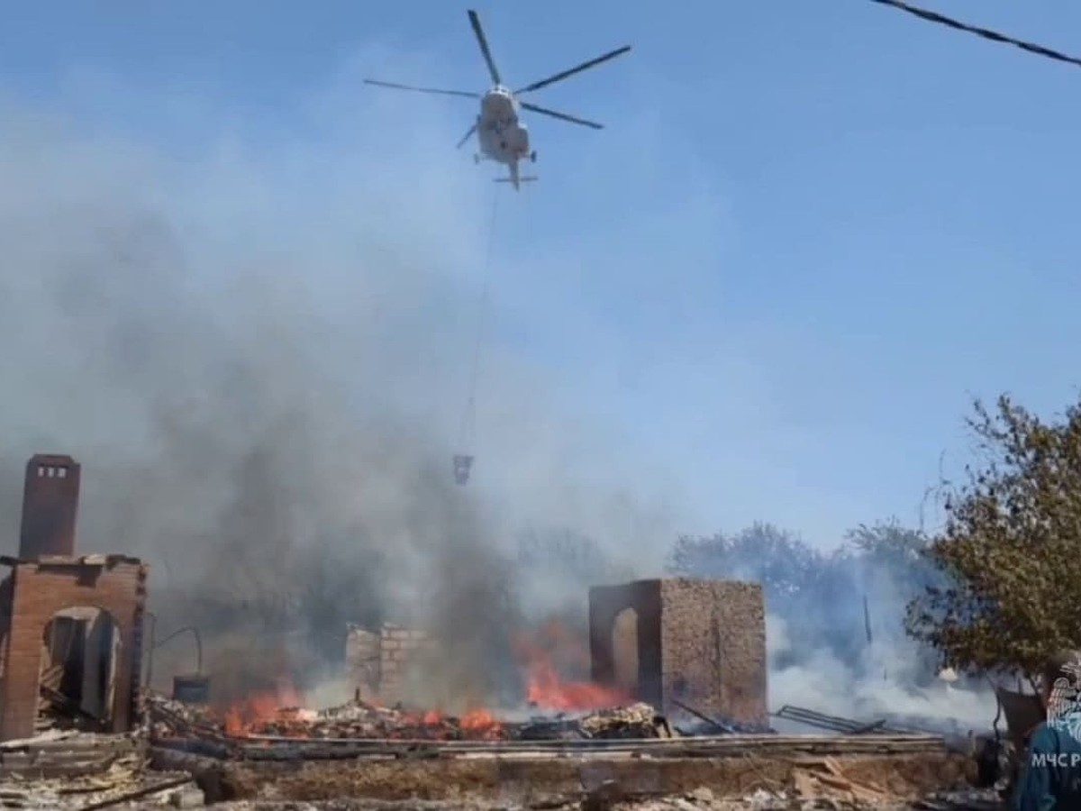 Пожар в цыганском таборе тушили с вертолета: Погорельцы попросили палатки,  чтобы остаться жить на пепелище - KP.RU