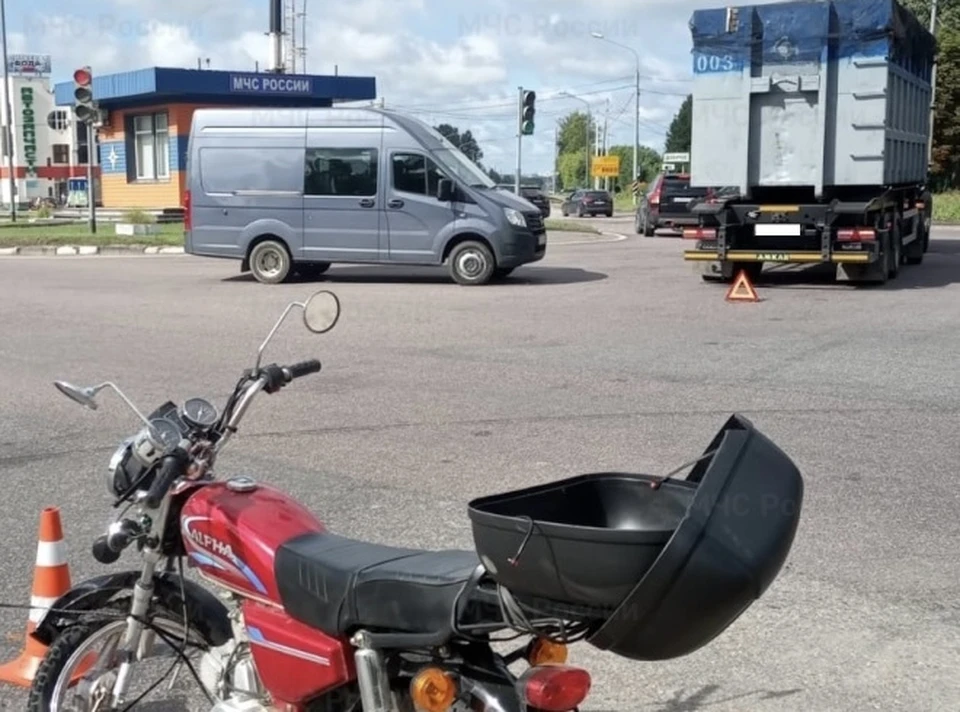 В Жуковском районе столкнулись грузовик и мопед