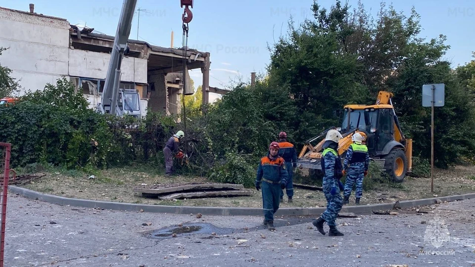 На разрушенной взрывом насосной станции продолжается разбор завалов.