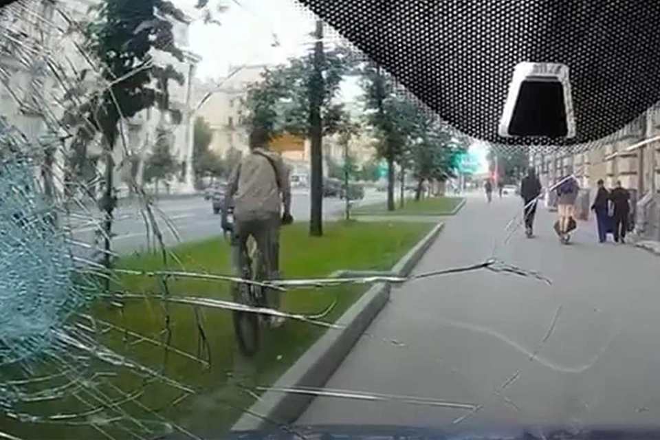Водитель погнался за велосипедистами по тротуару. Фото: кадры из видео.