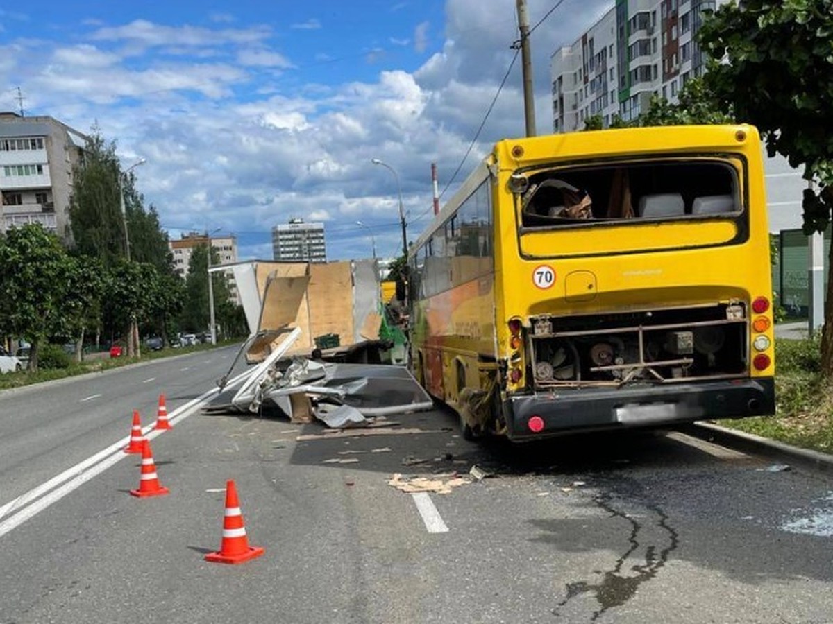 Грузовик врезался в автобус на улице Сабурова в Ижевске - KP.RU