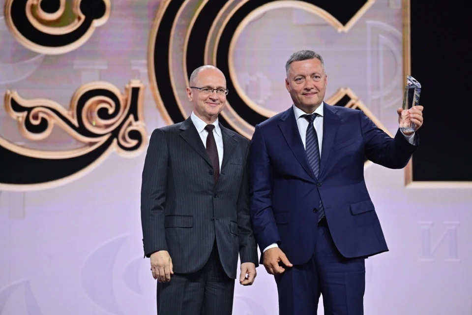 Председатель оргкомитета выставки Сергей Кириенко вручил главе региона памятную статуэтку.