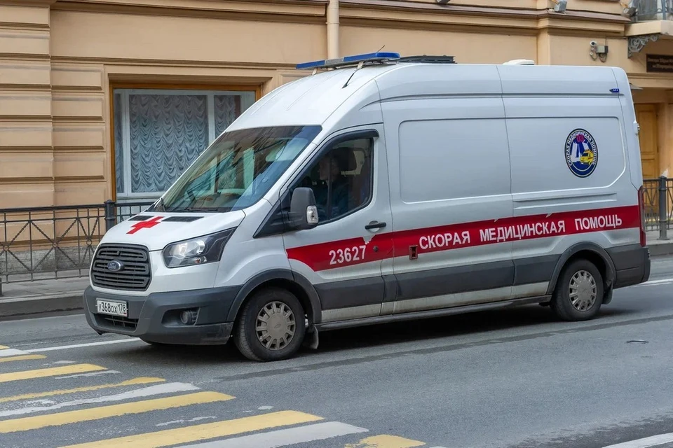 13-летнего мальчика увезли в больницу с серьезными травмами после избиения подростками в Петербурге.