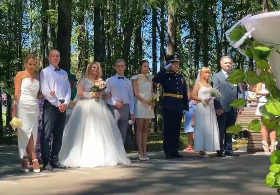 13 пар сыграли свадьбу в нижегородском парке «Швейцария». Фото: парк "Швейцария"