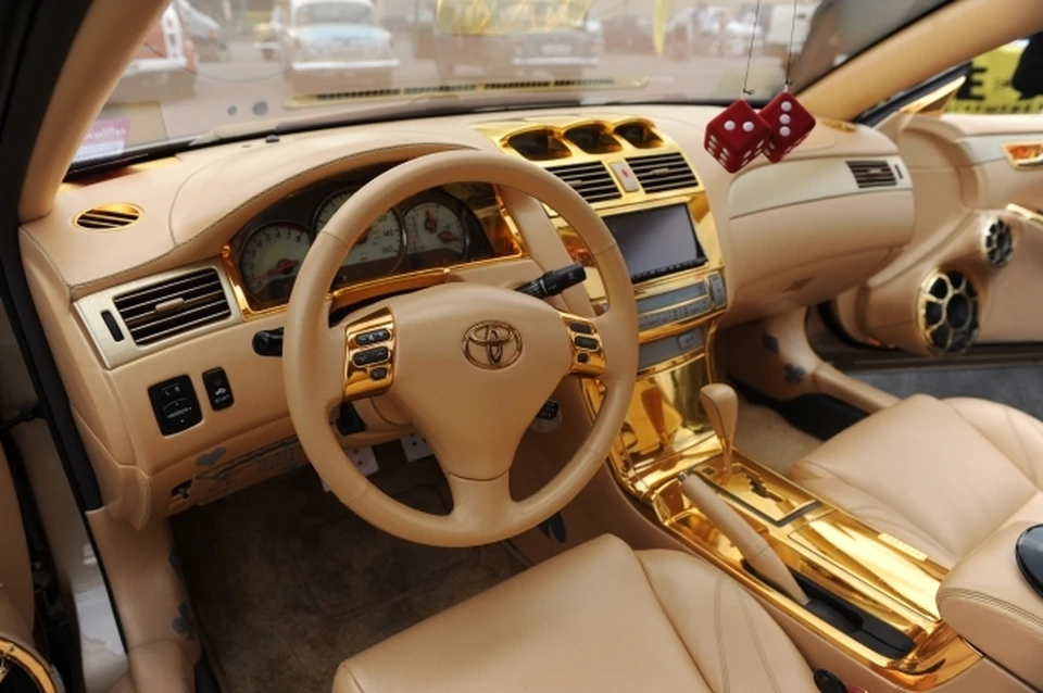 По словам очевидицы, поп посадил маленького ребенка за руль Toyota RAV4.