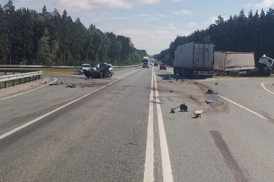 В жёсткой аварии с фурой под Новосибирском погиб 76-летний пенсионер. Фото: ГИБДД по Новосибирской области.
