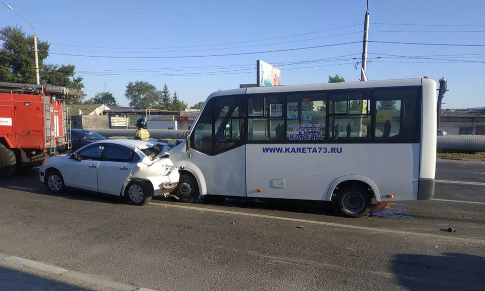 В Ульяновске на Московском шоссе маршрутка въехала в легковой автомобиль | ФОТО: телеграм-канал ЧП-Ульяновск