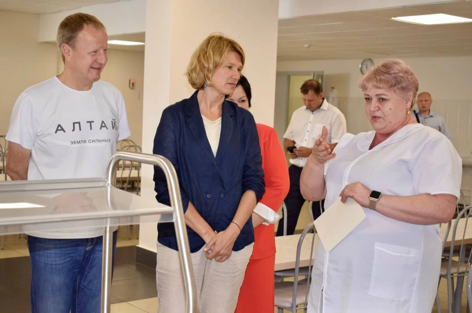 Виктор Томенко и Оксана Лут осмотрели новую школу