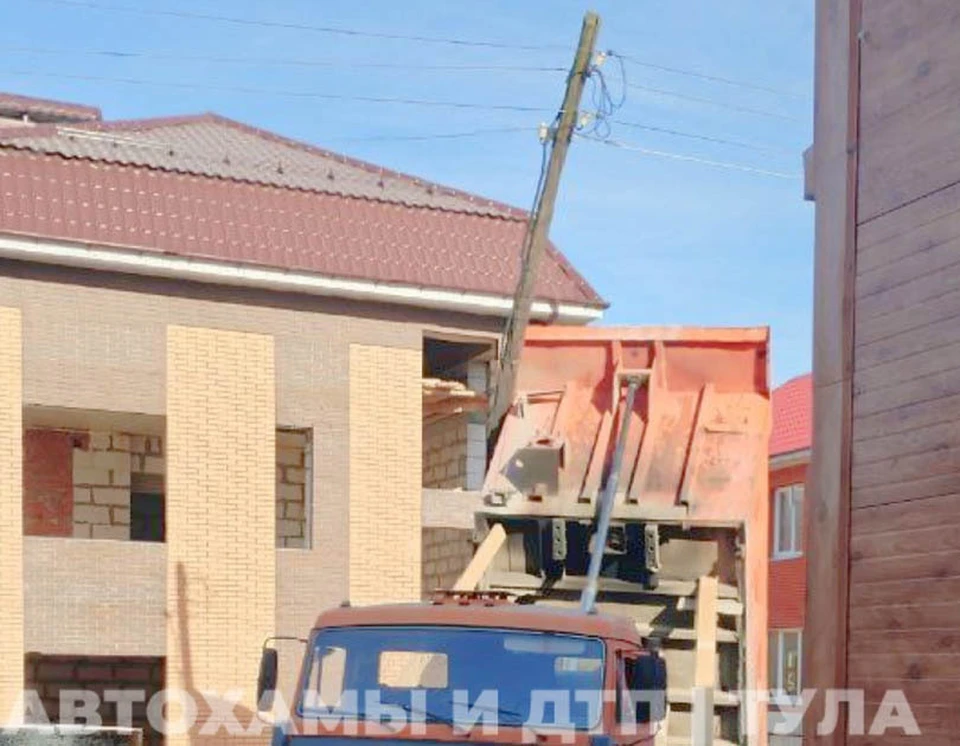 В Туле «КамАЗ» снес столб и оставил без света частный сектор. Фото: Telegram-канал «Автохамы и ДТП | Тула»