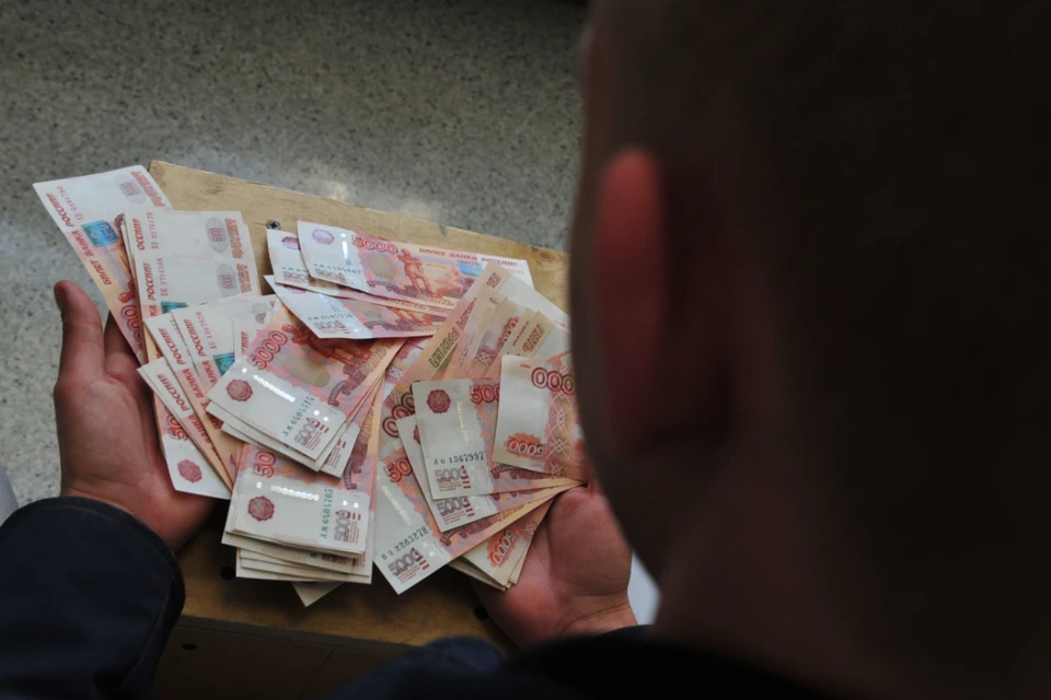 Подсудимый пытался дать взятку и избежать уголовного дела.