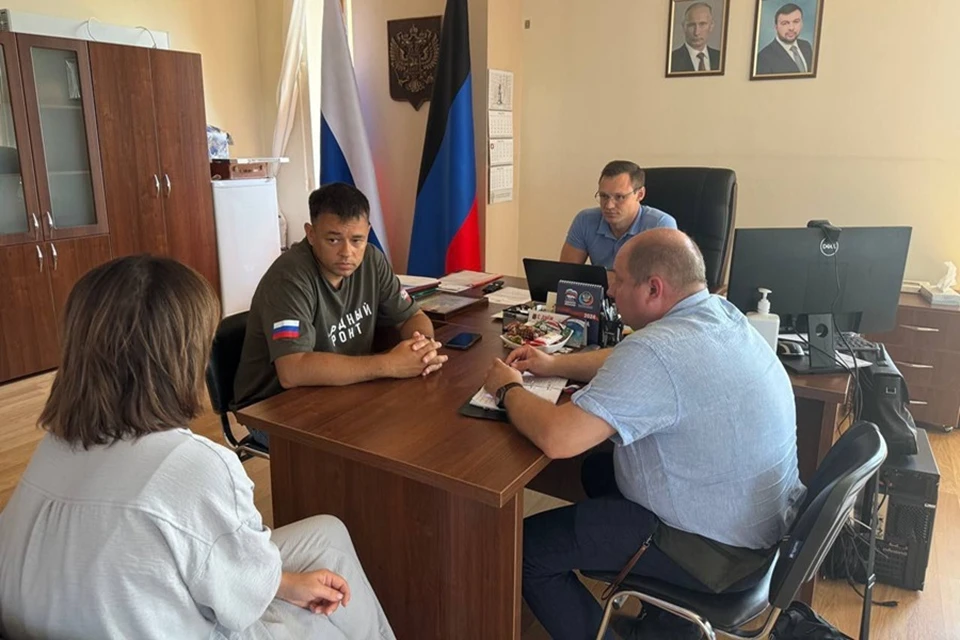 Дмитрий Гарцев встретился с главврачом Якутской республиканской офтальмологической больницы Иваном Луцканом. Фото: ТГ/Гарцев