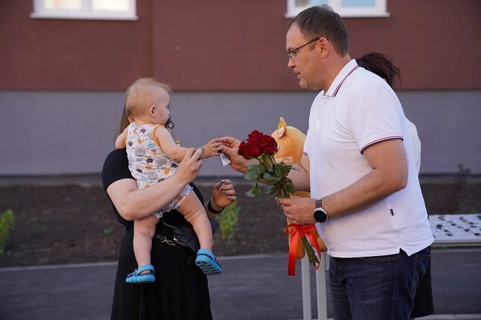 81 семья въехала в новый дом в Юрге. Вместе с новоселами осмотрел квартиры Илья Середюк. Фото - АПК.