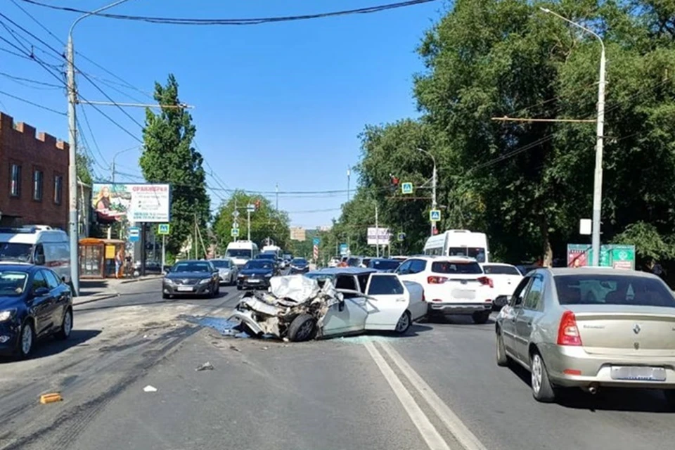 Машины столкнулись на проспекте Шолохова. Фото: Управление ГАИ по Ростовской области.
