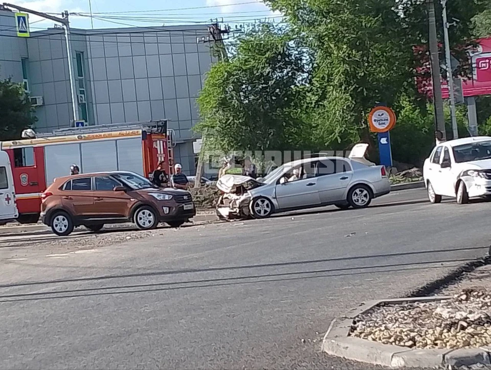 В Ульяновске на улице Пушкарева произошло массовое ДТП. Фото телеграм-канал ЧП-Ульяновск