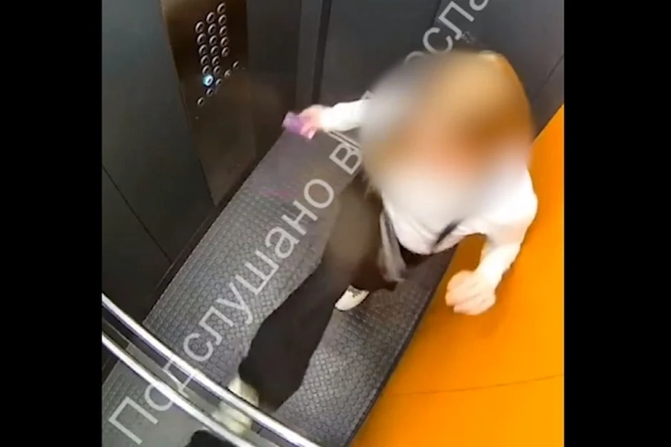 Девушка в ярости разгромила лифт в многоэтажке. Скриншот с видео, группа "Подслушано в Ярославле", телеграм-канал
