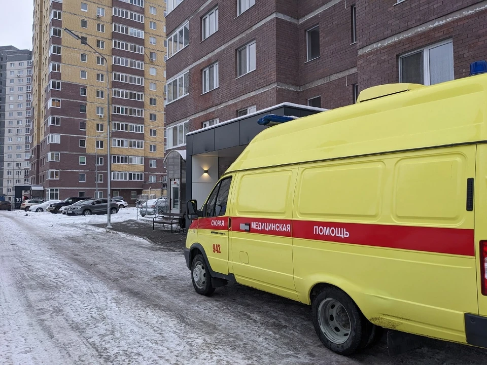 Девочка ненадолго осталась одна в комнате.