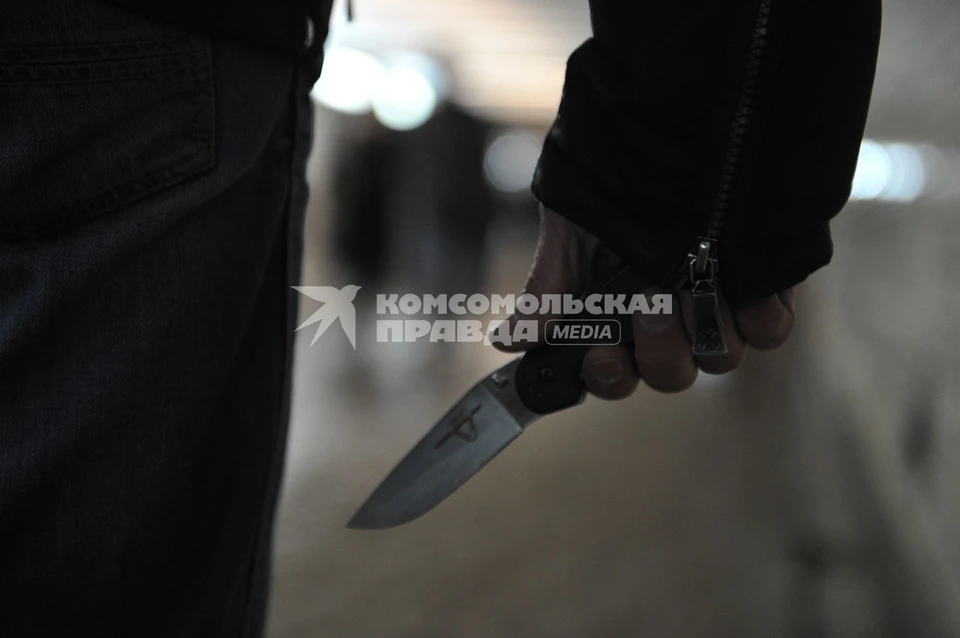 В ходе конфликта пенсионер схватил нож и несколько раз ударим им в грудь и живот оппонента