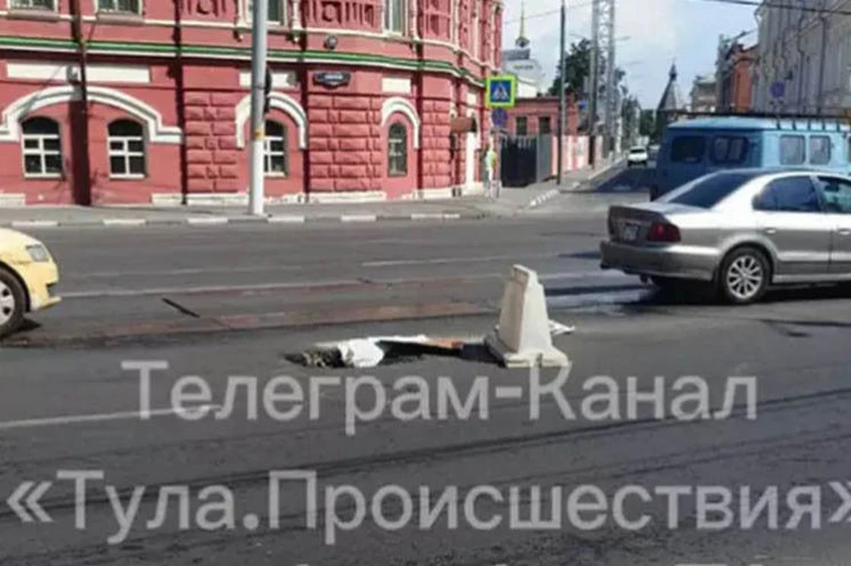 В Туле на проезжей части Советской появился большой провал. Фото: Telegram-канал «Тула. Происшествия».