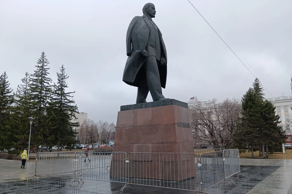 Весной установили ограждение памятнику Ленину