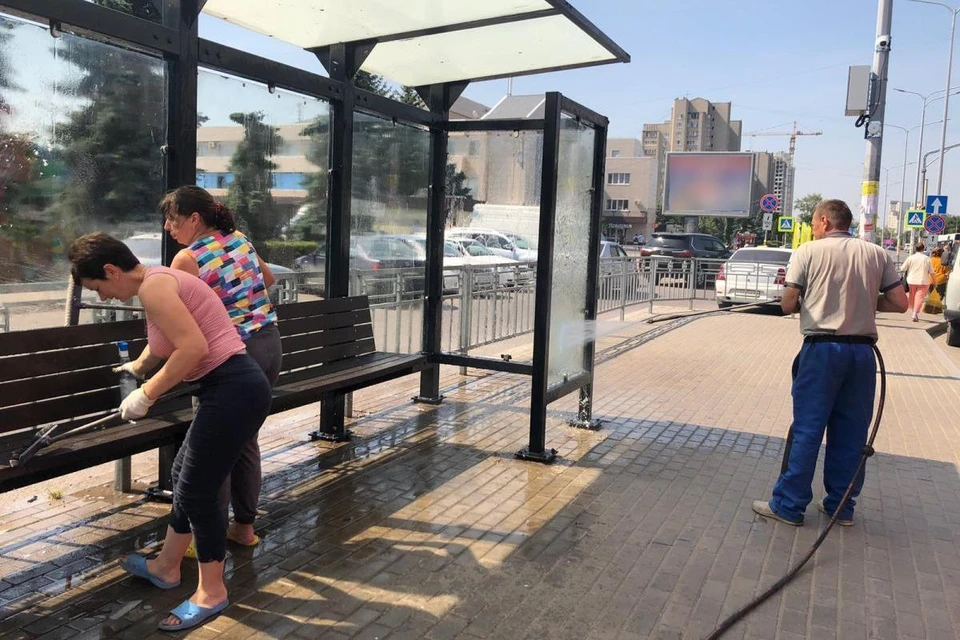 Остановочные павильоны моют в Липецке ко Дню города 2024