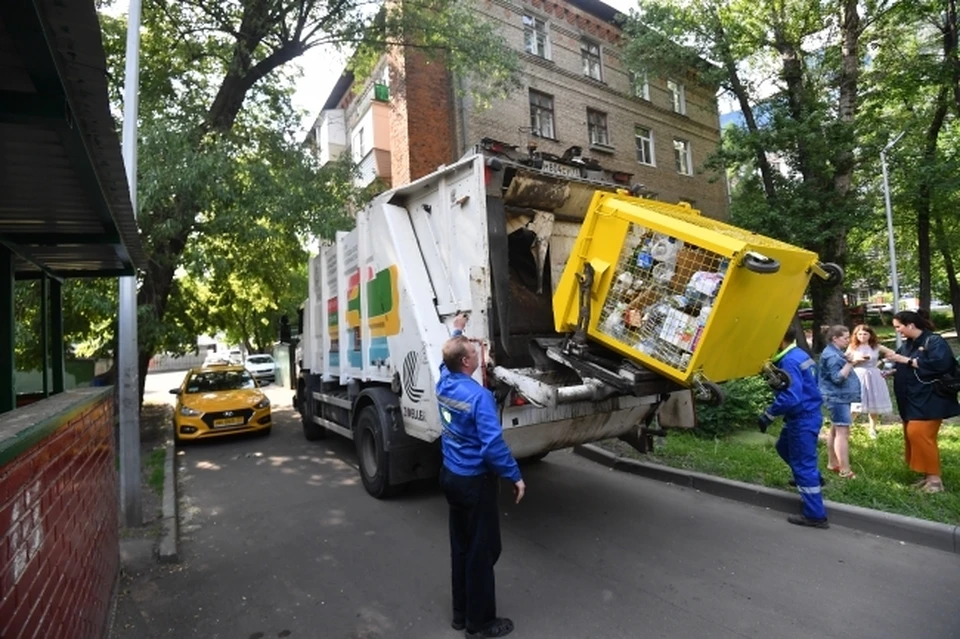 стоянка запрещена в пределах 5 метров от контейнеров.