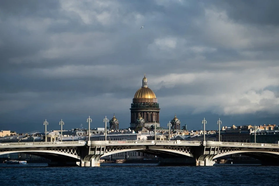Пасмурная и дождливая погода ожидается в Петербурге в пятницу.