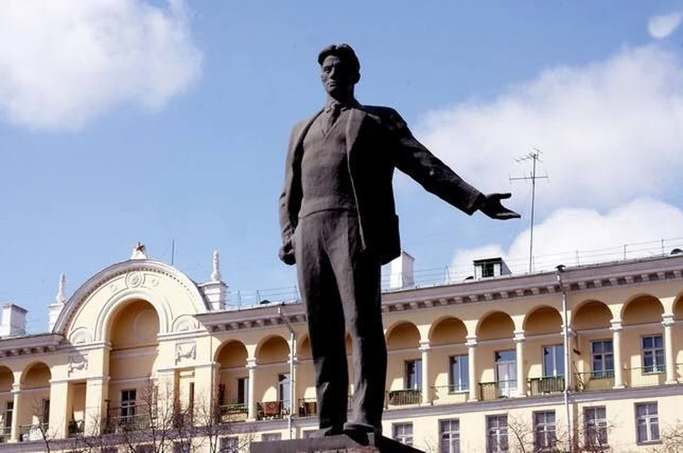 Сергей Кузнецов вместе с земляками воспел Владимира Маяковского в его День рождения. Фото Сергея Кузнецова.