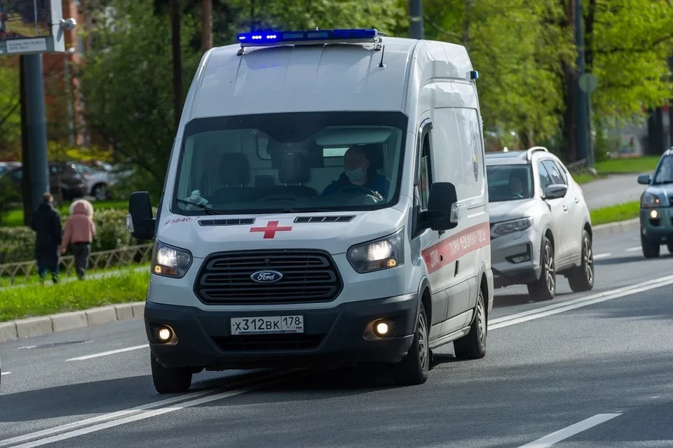 Петербурженка попала в реанимацию из-за неудачного падения с самоката.
