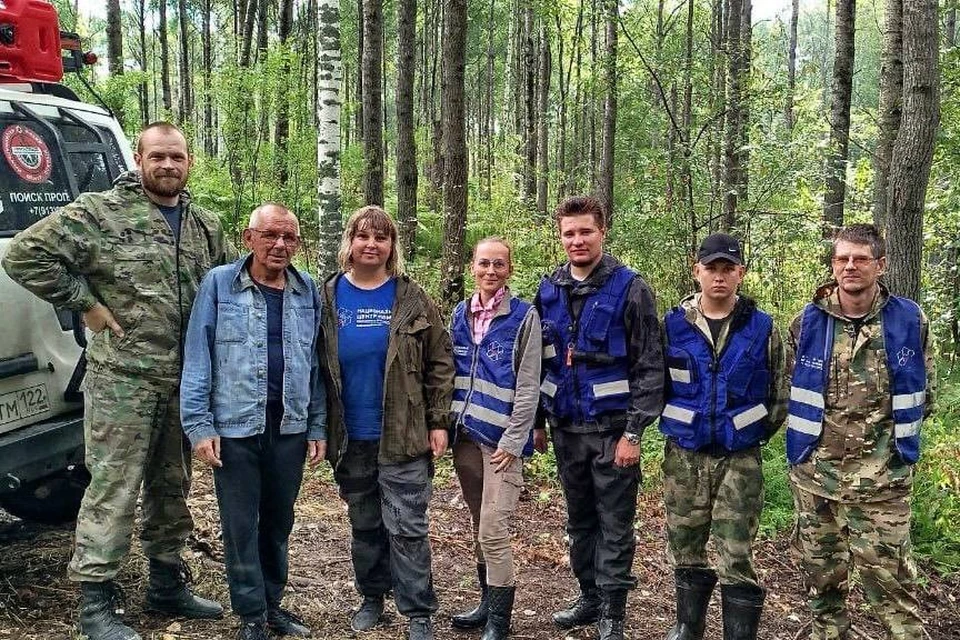 Фото Виктор Ращупкин (второй слева) с нашедшими его волонтерами из отряда. Фото: Бийский отряд «Спас Алтай 22»